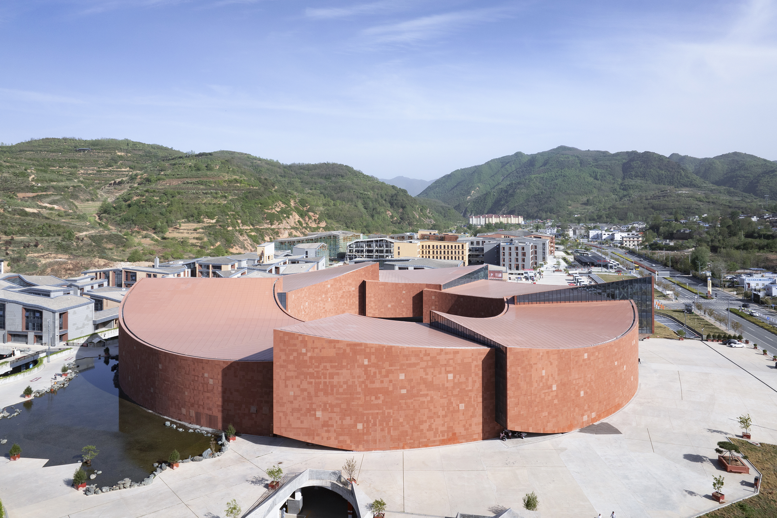 Maiji Mountain Visitor Center | ZXD ARCHITECTS - 朱小地工作室